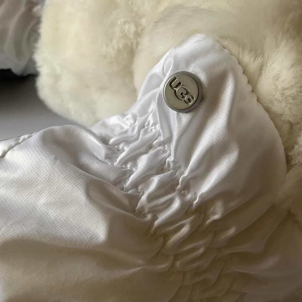 UGG WOMENS ALL WEATHER GLOVES WHITE SIZE L/XL SHEARLING FUR TRIMMED NWOT